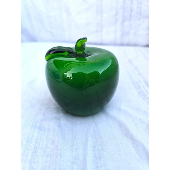 Green Glass Apple Figurine / Paperweight Hand-Blown Art Glass ~3.5″ - Picture 1 of 3